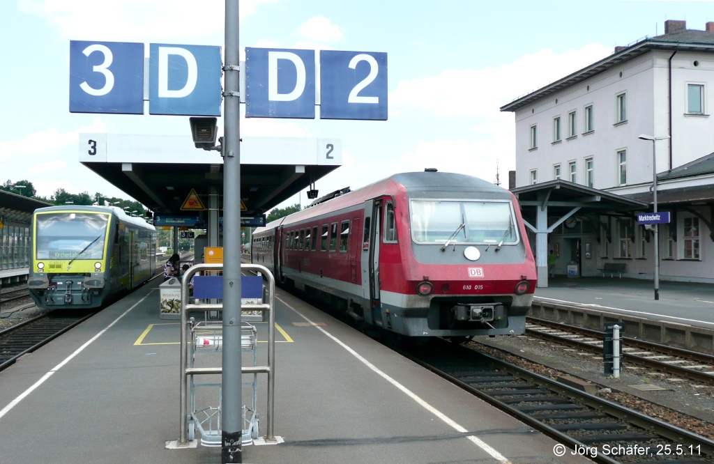 Marktredwitz am 6.7.11: agilis-VT 650.713 ist aus Bayreuth eingetroffen und DB-VT 610 015 aus Nrnberg.