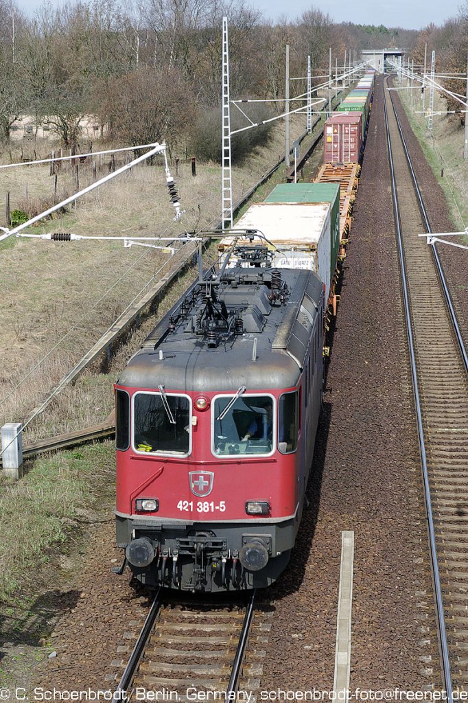 Marquardt, SBB Cargo E-Lok 421 381-5 (BR 4/4 II) mit Containerzug auf dem Berliner Außenring südwärts fahrend.
15. April 2013
