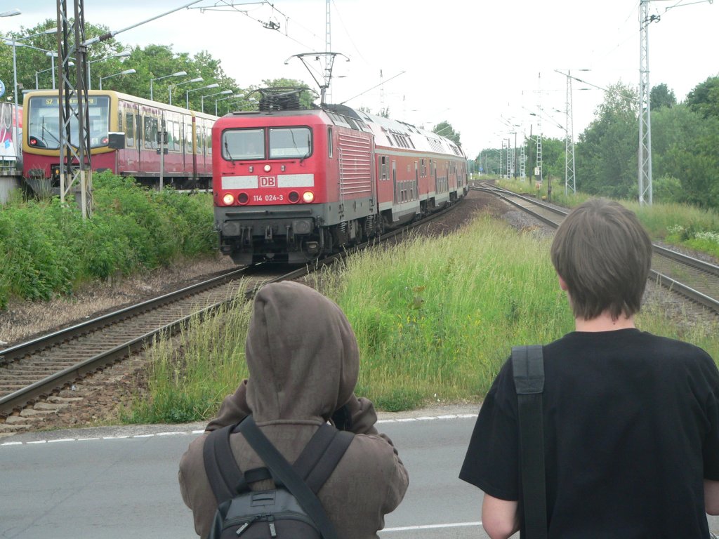 Martin und Valentin beim Fotografieren eines Regionalzugs. Blankenfelde, 12.6.2010