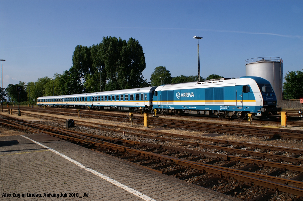 Maschine von herkulischer Gestalt steht mit ihrem Zug in Lindau HBf. Anfang Juli 2010 kHds