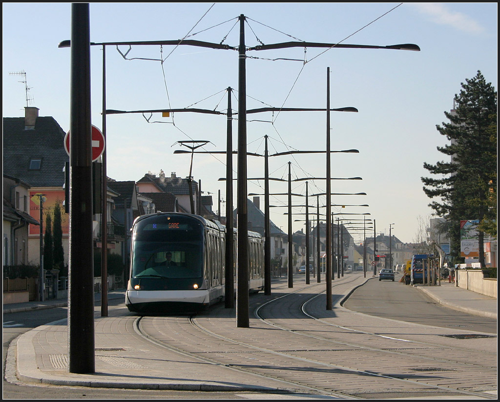 Mastenallee - 

Fast eine Allee bilden die eleganten Masten in der Rue du Général Leclerc in Ostwald. Hierher wurde die Straßburger Straßenbahnlinie B am 30. Januar 2008 verlängert. Am 30. Mai 2008 erfolgte dann eine weitere Verlängerung bis Lingolsheim Tiergaertel. 

06.03.2008 (M) 