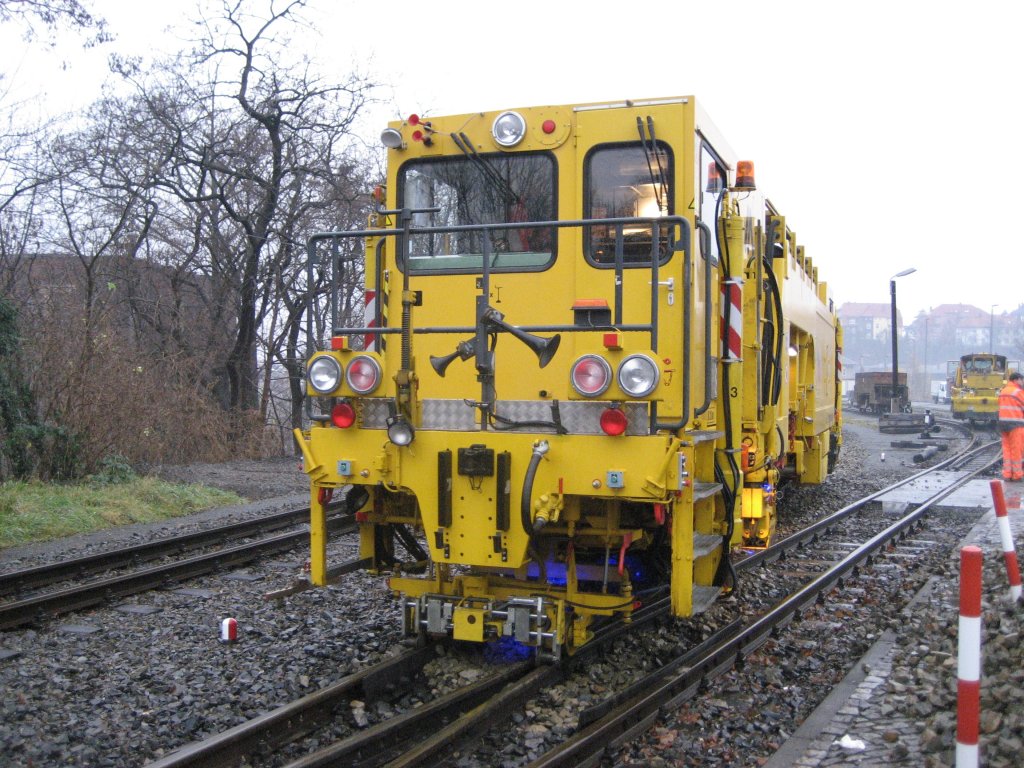 Matisa B20 Metrolino Gleisbaumaschine war heute in Zittau im Einsatz.Gut zu erkennenen das blaue Licht des Messlasers.22.11.2010.