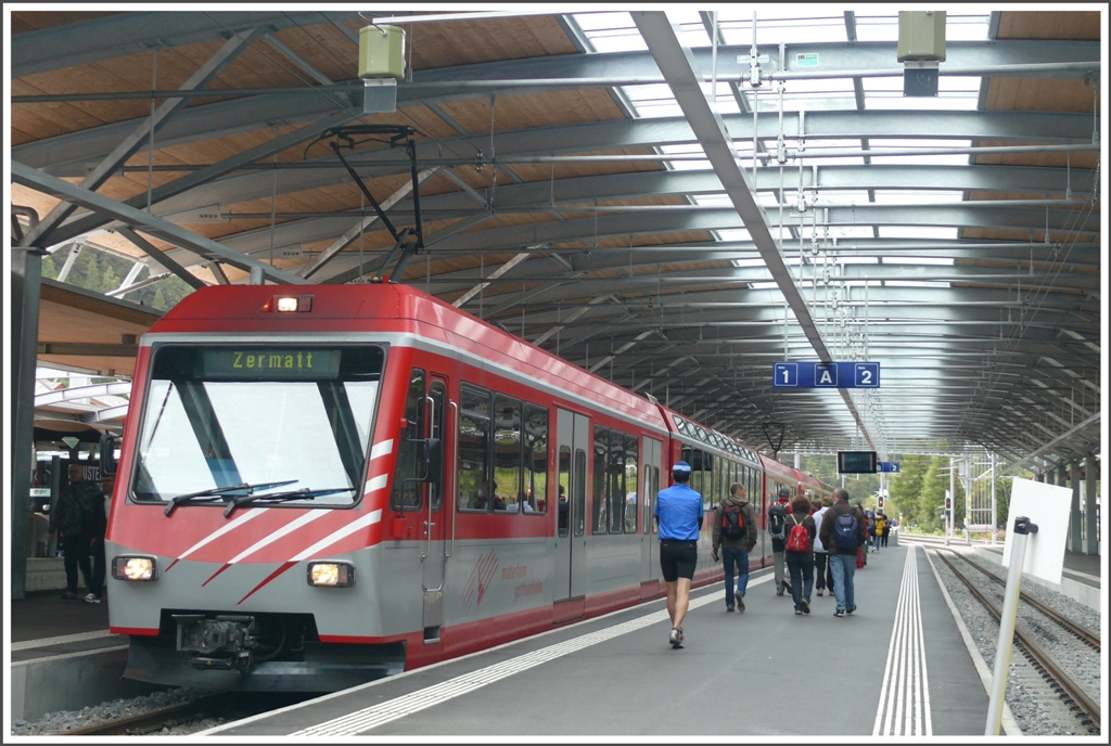 Matterhorn Terminal Tsch, wo bequem vom Parkhaus auf den Zug nach Zermatt umgestiegen werden kann. (15.08.2010)