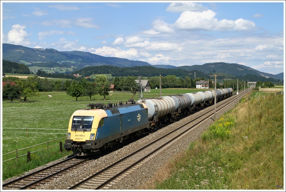MAV 1047 008 fhrt mit dem Kesselwagenzug 91025 von Stadlau nach Klagenfurt. 
St Magarethen 3.8.2010