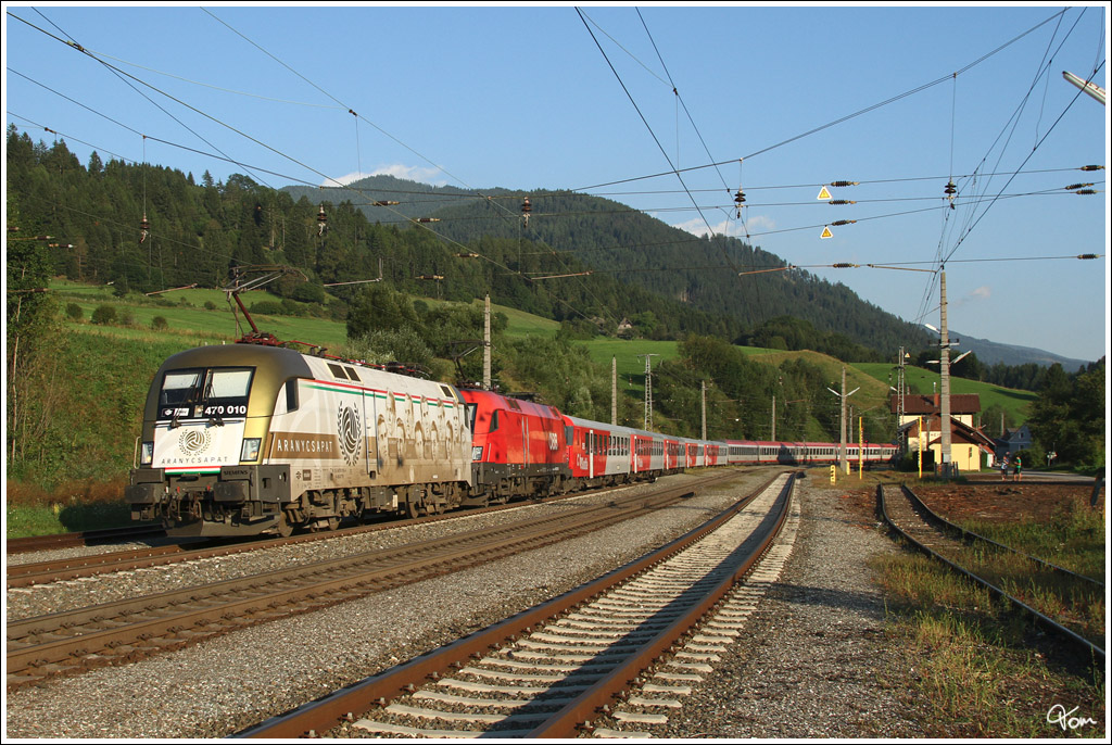 MAV 470 010  Aranycsapat  und ein Taurus, ziehen den IC 530 von Villach nach Wien-Meidling.
Scheifling 19.8.2012