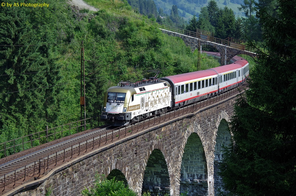MAV 470 010  Aranycsapat  mit EC gen Bad Gastein am Hundsdorfer Viadukt oberhalb von Bad Hofgastein am 13.07.2013. 