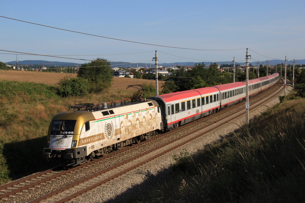 MAV 470 010  Aranycsapat  zieht am 24.08.12 den OIC 531 von Wien Matzleinsdorf nach Lienz in Osttirol. Aufgenommen bei Mdling, zwischen Wien Meidling und Wiener Neustadt.