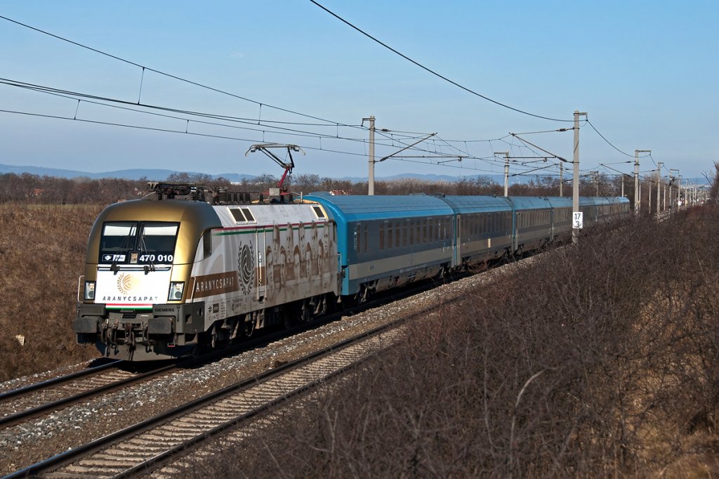 MAV 470.010  Aranycsapat  ist mit dem Zug 30467 von Wien Westbahnhof nach Budapest unterwegs. Die Aufnahme enstand am 03.03.2012 kurz vor Gramatneusiedl.