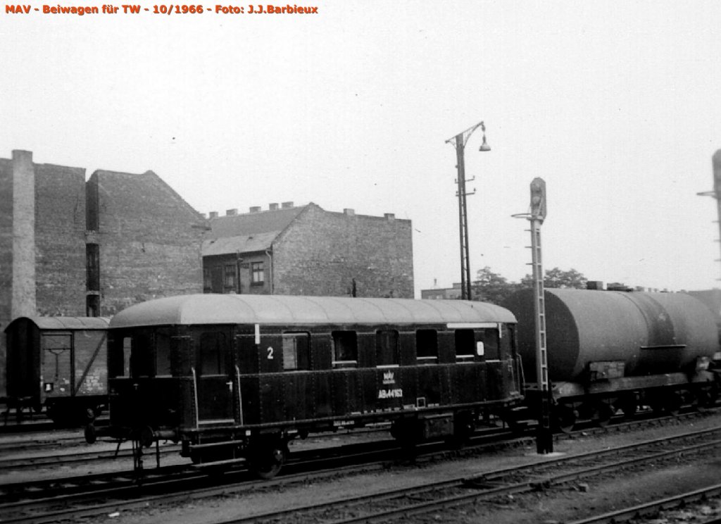 MAV - Ein Beiwagen fr Diesel oder Benzin Triebwagen.  Ich weiss nicht mehr wo habe ich dieses Bild aufgenommen aber es war in Oktober 1966.
Photo : J.J.Barbieux
