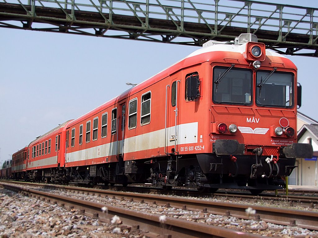 MAV-Messzug 00556004252-4 wartet als SPROB95573 am Bahnhof Ried im Innkreis eine Zugkreuzung ab;100420