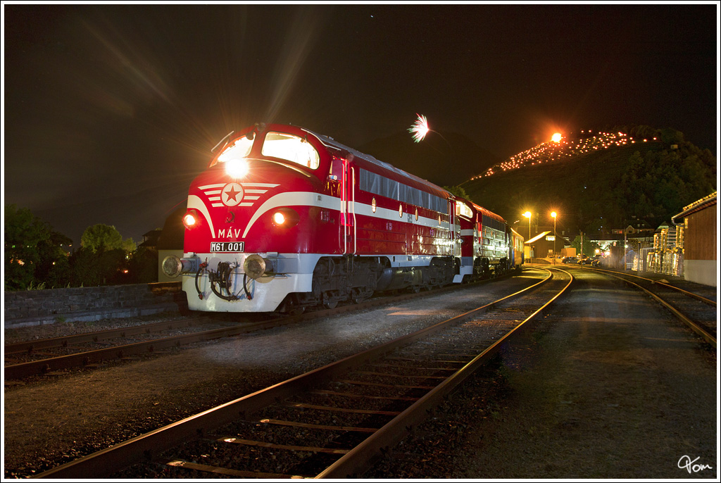 MAV NOHAB M61 001 & 2761017 beim Feuerwerk anlsslich der Sonnwendfeier 2012 in der Wachau. Spitz a. d. Donau 23.6.2012