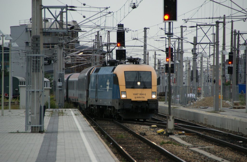 MAV  Puszta-Stier  1047 004 fhrt mit EC942  Bartok Bela  kommend aus Budapest in Wien Meidling ein. Ziel des Zuges ist Wien West. 31.7.2009