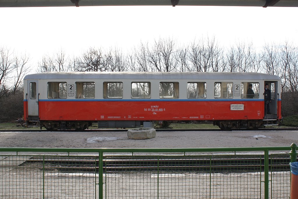 MAV-Schmalspurwagen Ba 50 55 25-01 495-5 am 27.Feb.2010 im Bf. Szechenyi-hegy whrend des bergangs von Zug 363 auf Zug 366.