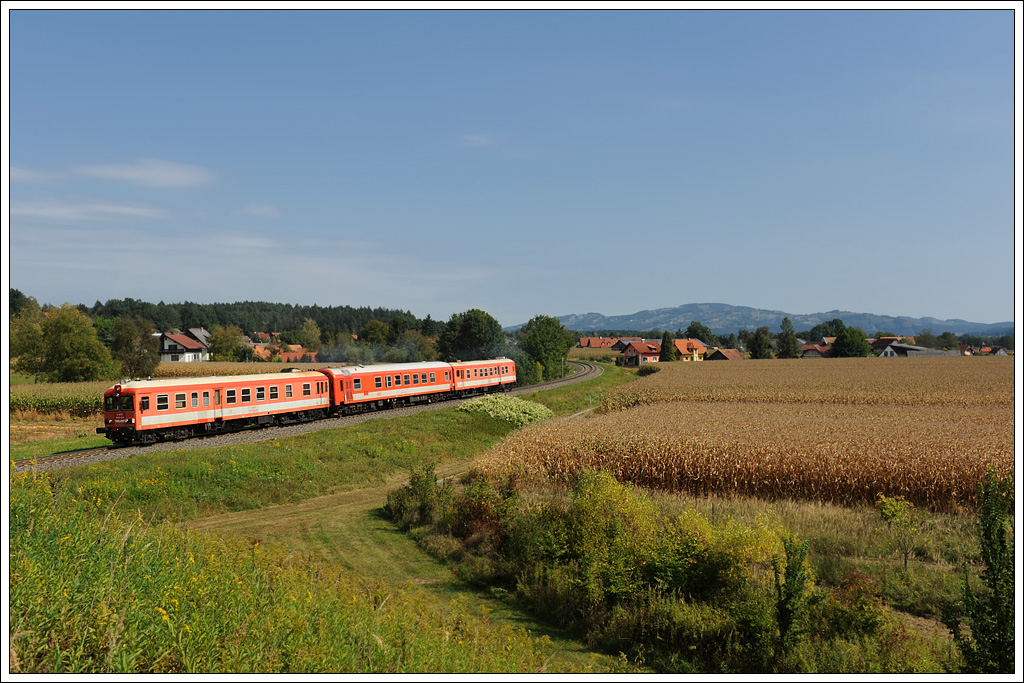 MAV Ultraschallmesszug am 14.9.2011 auf dem Netz der GKB, hier als LzNz 8533 von Lieboch nach Wies-Eibiswald unterwegs, aufgenommen kurz vor Plfing-Brunn. Neben dem Fotohgel in Gussendorf zhlt dieser Hgel in Plfing-Brunn zur Zeit sicherlich zu einem der berhmtesten Hgeln an der GKB Strecke.