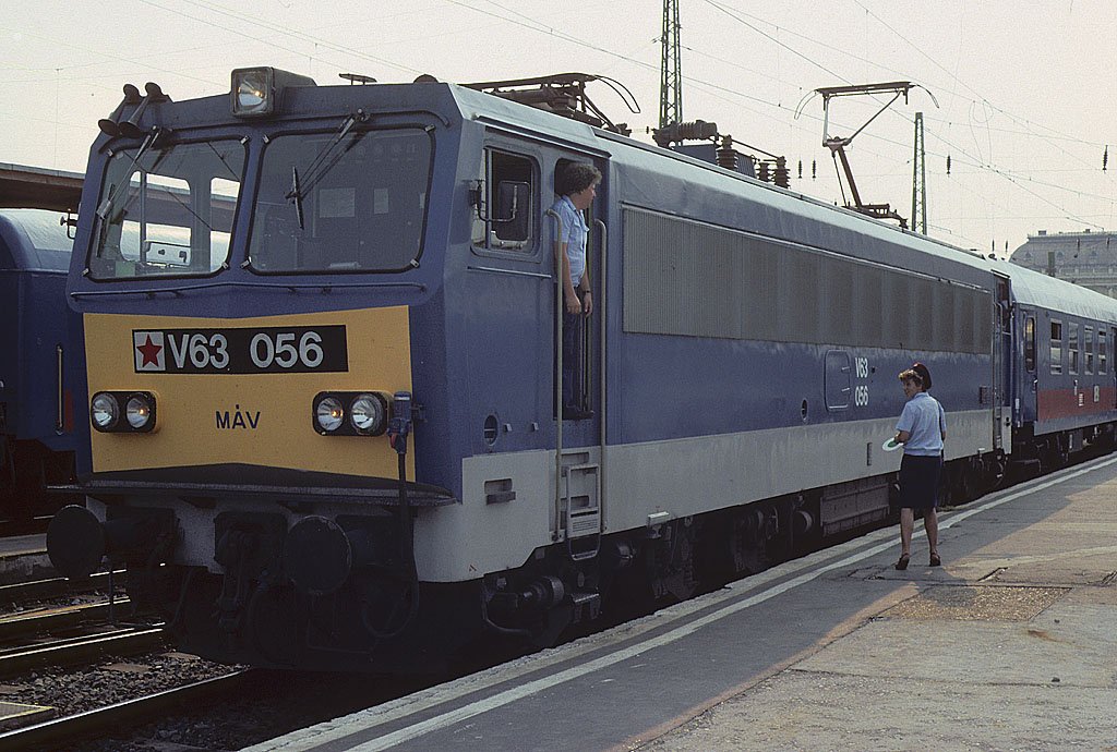 MAV V63 056 vor Fernreisezug in Budapest Keleti pu, August 1989, HQ-Scan ab Dia.