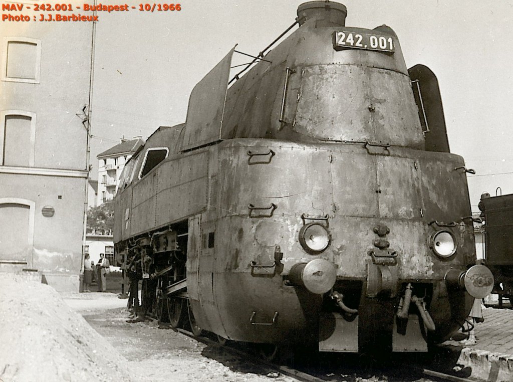 MAV - Whrend einem MOROP Kongress in Budapest ist eine Ausstellung 
von Lokomotiven stattgefunden.  Es war, so weit ich errinnere, in Oktober 1966.  War diese Lok noch aktiv ?  Keine Ahnung...  (Foto J.J.Barbieux)