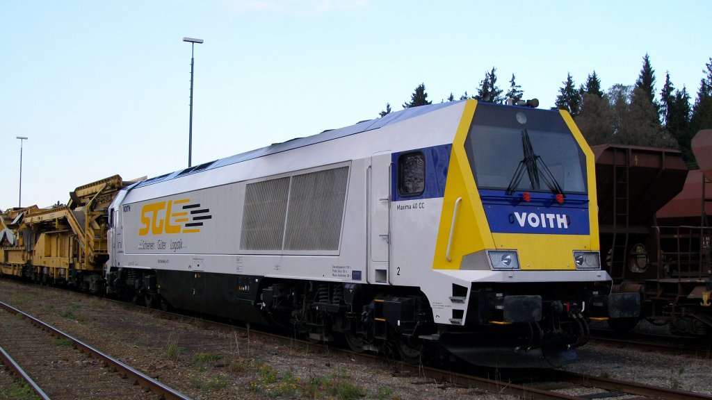 Maxima 40CC der SGL steht im Oktober 2009 im Sdgterbahnhof von Rosenheim abgestellt. Eine ungewhnliche, aber trotzdem sehr gefllige Lok. Die Zeit wird zeigen ob sie sich, wie hier, im Bauzugdienst bewhrt.
