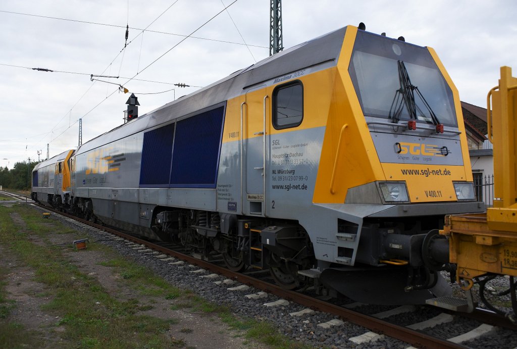 Maxima Doppelpack. Hier die V400.11.
Eine Maxima 40CC und eine Maxima 30CC rangieren einem langen, schweren Bauzug im Bahnhof Hnfeld. Es handelt sich um die V500.14 (vorn) und V400.11, beide gehren der SGL.

