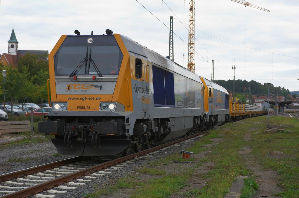 Maxima Doppelpack.
Eine Maxima 40CC und eine Maxima 30CC stehen mit einem langen, schweren Bauzug im Bahnhof Hnfeld. Es handelt sich um die V500.14 und V400.11, beide gehren der SGL.