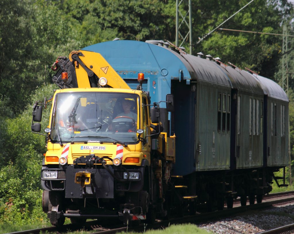 MB Unimog ZW Road & Rail Service mit Bauwagen bei Michelau am 24.06.2012.