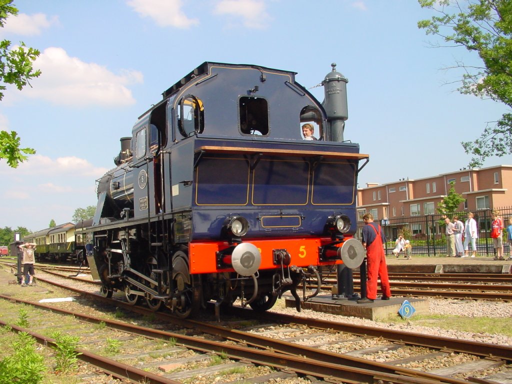 MBS loc 5 ELNA,Henschel & Sohn Kassel 1927.
54 T.,65 km/h.
MBS Bhf.Haaksbergen 29-05-03