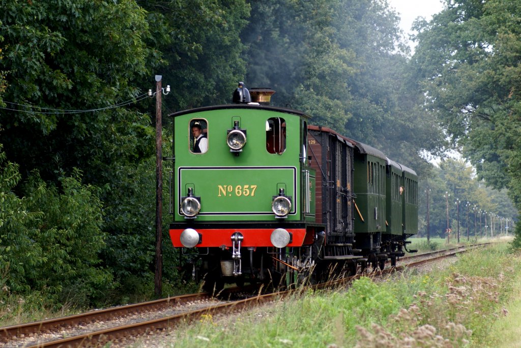 MBS loc 657 ex.NS 8107 Kikker (frosch),gebaut 1901 bei Machinefabriek Breda (ehm.Backer und Rueb) Breda.Gew.33 t,max.geschwindigkeit 45 km/h.
Bhf.Zoutindustrie,zwischen Haaksbergen und Boekeloo.Fahrrichtung Haaksbergen.
16-09-12