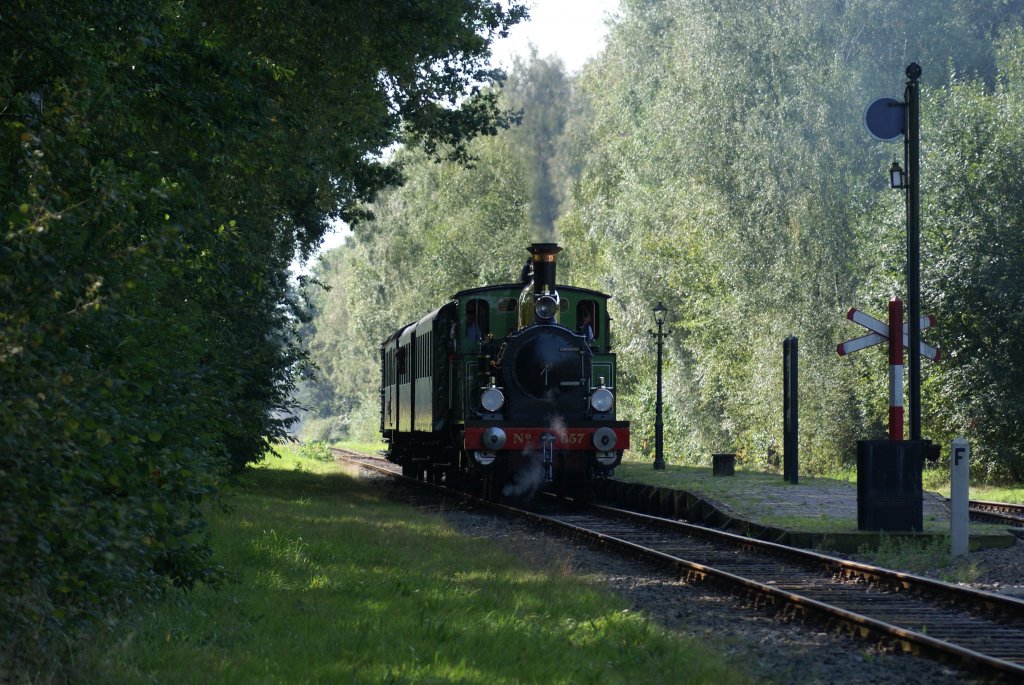 MBS loc 657 ex.NS 8107 Kikker (frosch),gebaut 1901 bei Machinefabriek Breda (ehm.Backer und Rueb) Breda.Gew.33 t,max.geschwindigkeit 45 km/h.
Bhf.Zoutindustrie,zwischen Haaksbergen und Boekelo.Fahrrichtung Boekelo.16-09-12