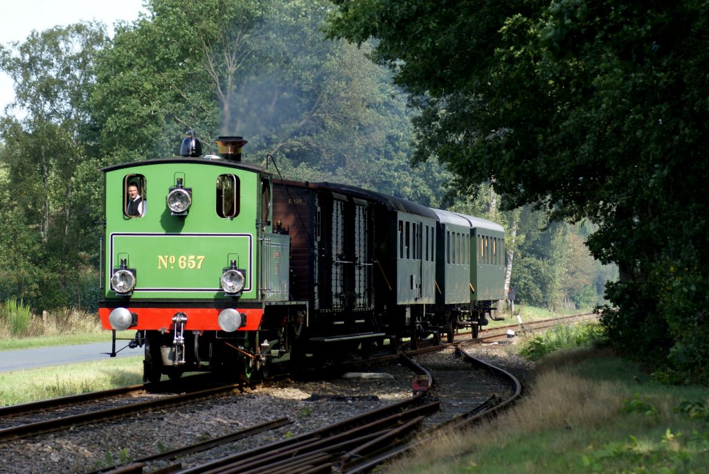 MBS loc 657 ex.NS 8107 Kikker (frosch),gebaut 1901 bei Machinefabriek Breda (ehm.Backer und Rueb) Breda.Gew.33 t,max.geschwindigkeit 45 km/h.
Geukerdijk,richtung Haaksbergen 16-09-12