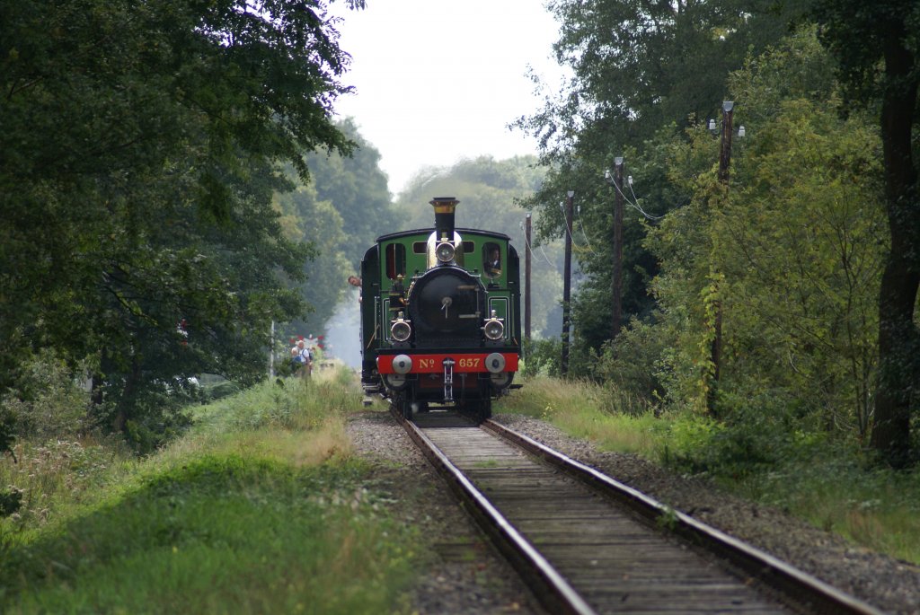 MBS loc 657 ex.NS 8107 Kikker (frosch),gebaut 1901 bei Machinefabriek Breda (ehm.Backer und Rueb) Breda.Gew.33 t,max.geschwindigkeit 45 km/h. Boekelo (Meester de Wolfstraat).Richtung Bhf.Boekelo.16-09-12





