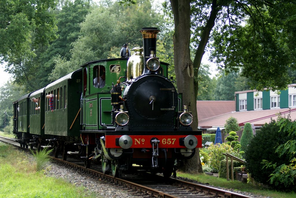 MBS loc 657 ex.NS 8107 Kikker (frosch),gebaut 1901 bei Machinefabriek Breda (ehm.Backer und Rueb) Breda.Gew.33 t,max.geschwindigkeit 45 km/h.
Boekelo (Meester de Wolfstraat).Richtung Bhf.Boekelo.16-09-12
