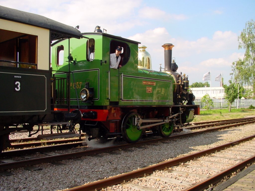 MBS loc 657 ex.NS 8107 Kikker (frosch),gebaut 1901 bei Machinefabriek Breda (ehm.Backer und Rueb) Breda.Gew.33 t,max.geschwindigkeit 45 km/h. 
Haaksbergen 29-05-03