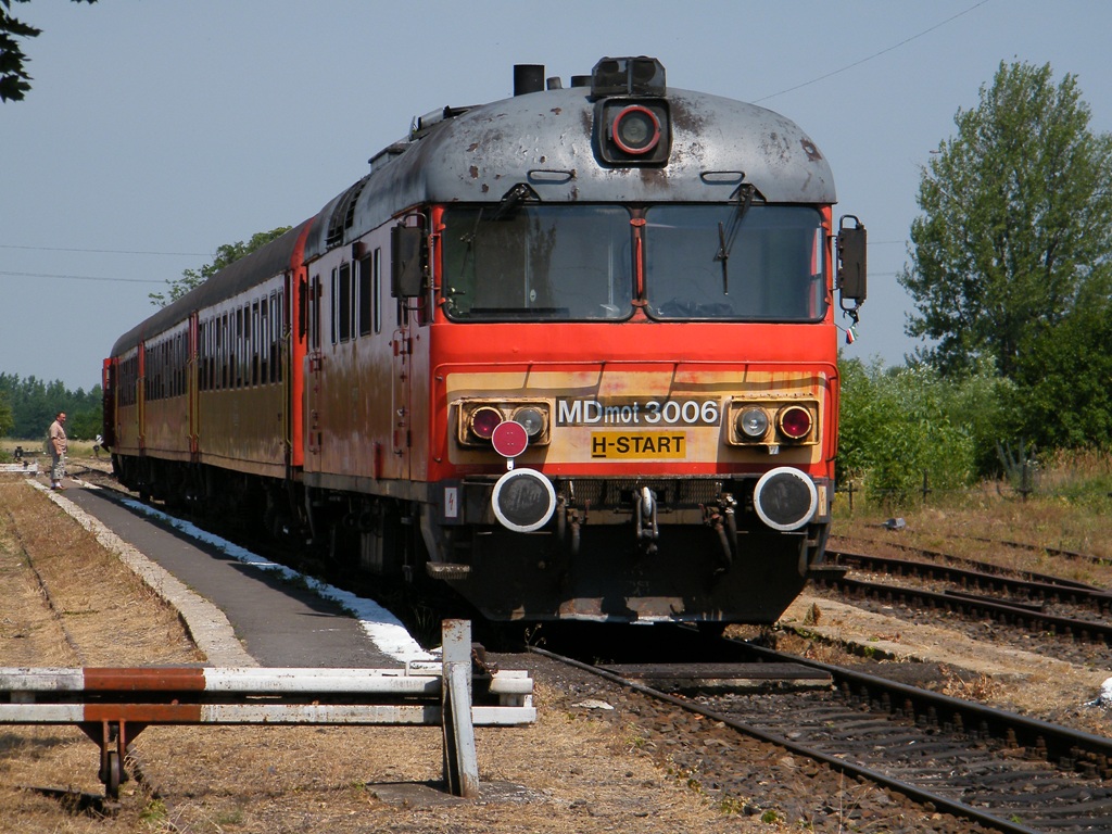 MDmot 3006 wartet am Bahnhof Nagykereki, am 17. 06. 2011., an dem letzen Tag, wann die MDmot-Triebzge gefahren sind.   