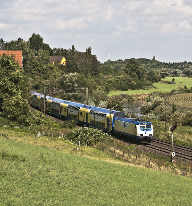 ME 146-02 am 19. August 2010 mit ME 80837 (Uelzen - Gttingen) bei Elze.
