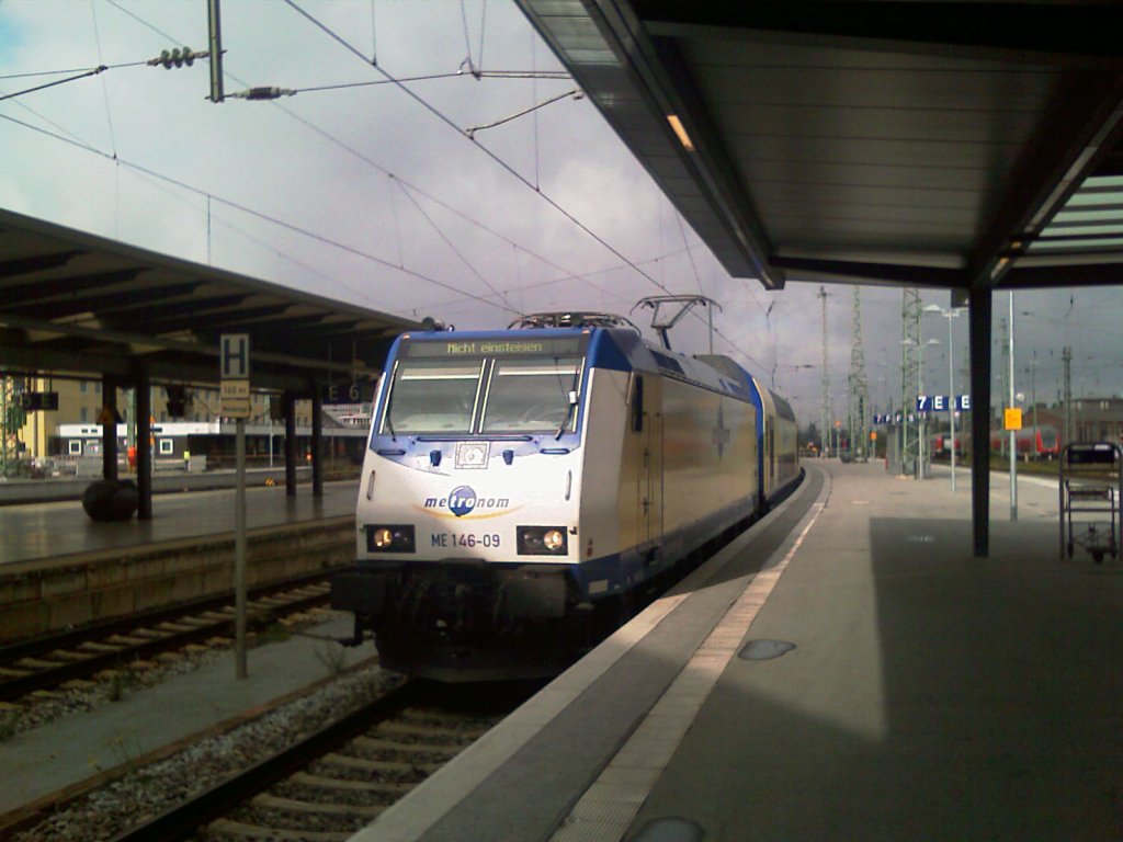 ME 146-09 fhrt mit leichter Versptung am 21.09.2010 in den Bremer Hauptbahnhof mit Metronom aus Hamburg Hbf. ein.