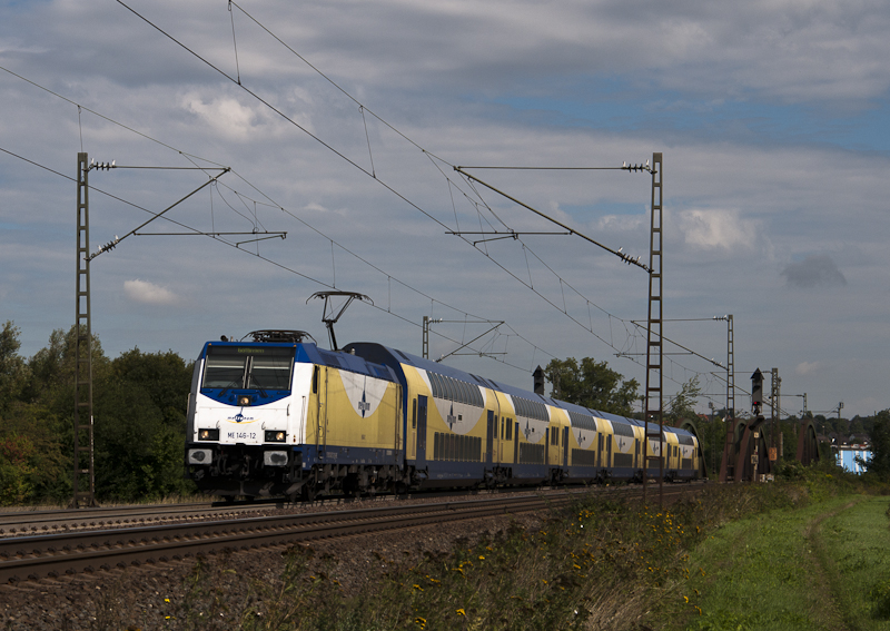 ME 146-12 am 19. August 2010 mit ME 80831 (Uelzen - Gttingen) bei Elze.