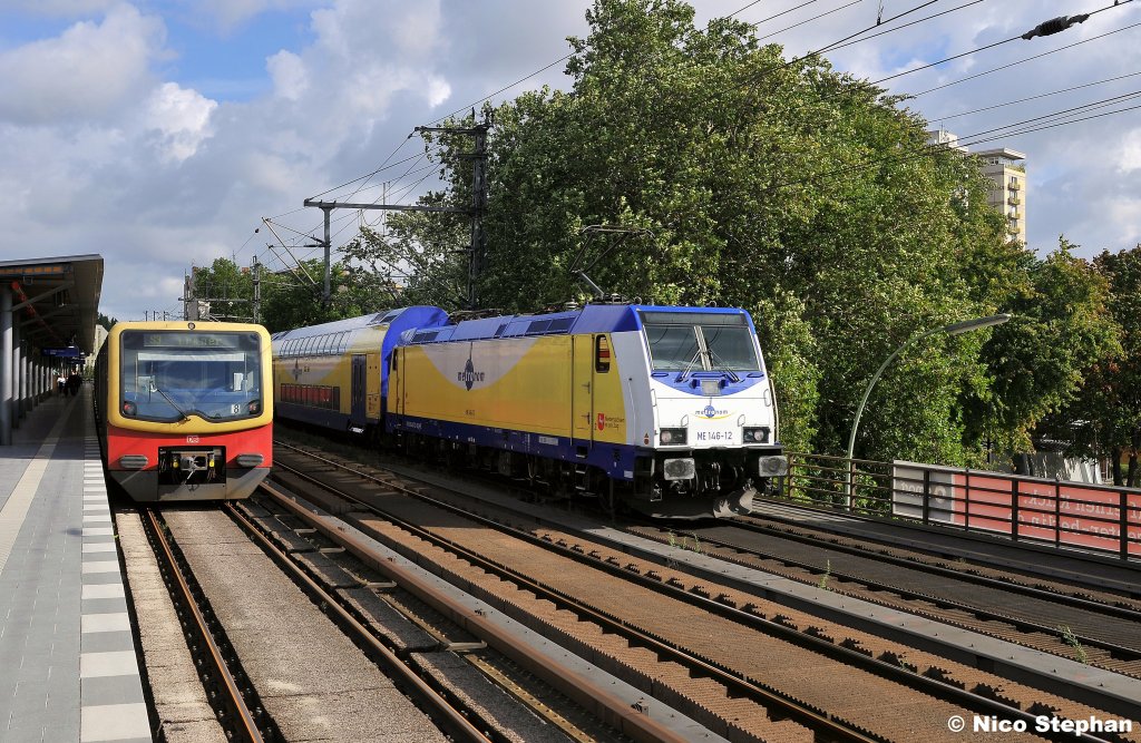 ME 146-12 diente als Schublok des Metronom-Sonderzuges,hier trifft sie auf den Berliner Nahverkehr,die S-Bahn (S-Bhf Tiergarten 18.09.10)