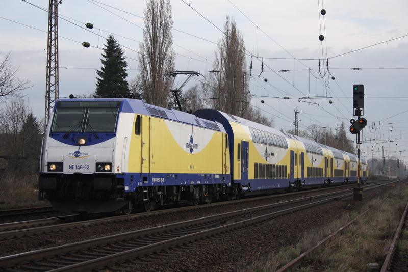 ME 146-12 war am 30.03.2010 mit einem ME auf dem Weg von Uelzen nach Gttingen hier in Sarstedt. Hinweis das erste Gleis ist nicht befahrbar also auch nicht im Gleisbereich aufgenommen das Bild.