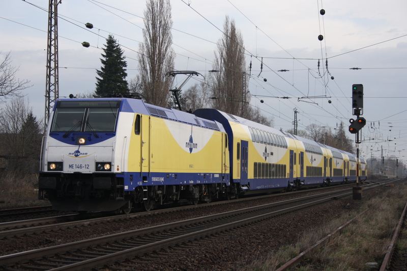 ME 146-12 war am 30.03.2010 mit einem ME auf dem Weg von Uelzen nach Gttingen hier in Sarstedt. Hinweis das erste Gleis ist nicht befahrbar also auch nicht im Gleisbereich aufgenommen das Bild.