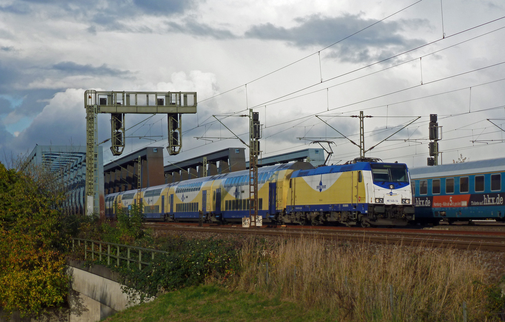 ME 146-14 am 27.10.2012 mit einem ME oder MEr von Hamburg Hbf nach Uelzen bei den hamburger Sderelbbrcken.
