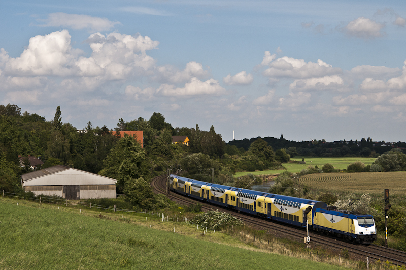 ME 80842 (Gttingen - Uelzen) mit Schublok ME 146 -16 am 19. August 2010 bei Elze.