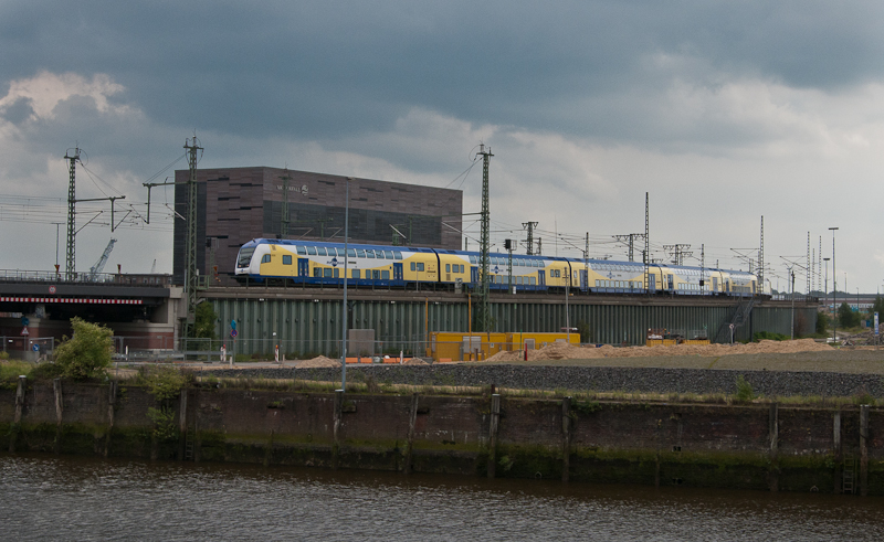 ME 82015 (Bremen Hbf - Hamburg Hbf) am 28. August 2011 kurz vor dem Hamburger Hauptbahnhof.