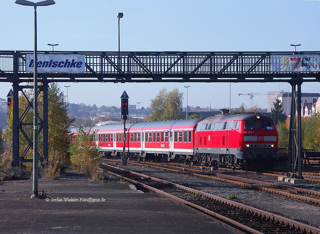 M.E meine beste Aufnahme von der 218 468 in Hof Hbf. Hier fhrt Sie unter dem  Eingangstor  des alten Luftsteges herein in den Bahnhof. Nchstes Jahr sind vermutlich die Einstze der 218 Vergangenheit und dem Luftsteg geht es auch an den Kragen. Immerhin gibt es einen Neubau wegen der Elektrifizierung. Aber halt turbo-Modern, leider.