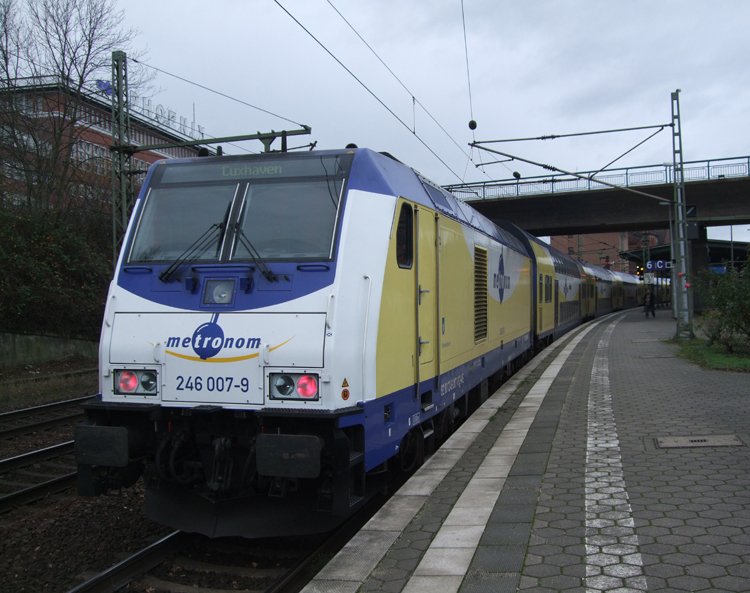 ME39421 von Hamburg-Harburg Richtung Cuxhaven wartet im Bahnhof 
Hamburg-Harburg auf die Abfahrt.(28.11.09)