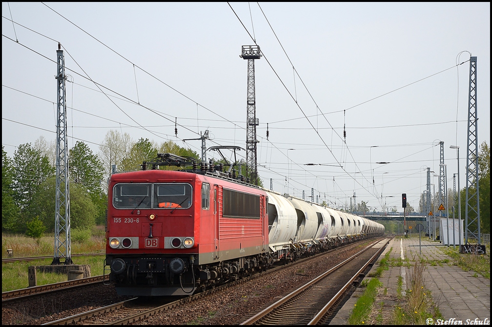 MEG 155 230 mit dem Zementpendel aus Rdersdorf am 28.04.2011 bei der Einfahrt in den Rostocker Seehafen