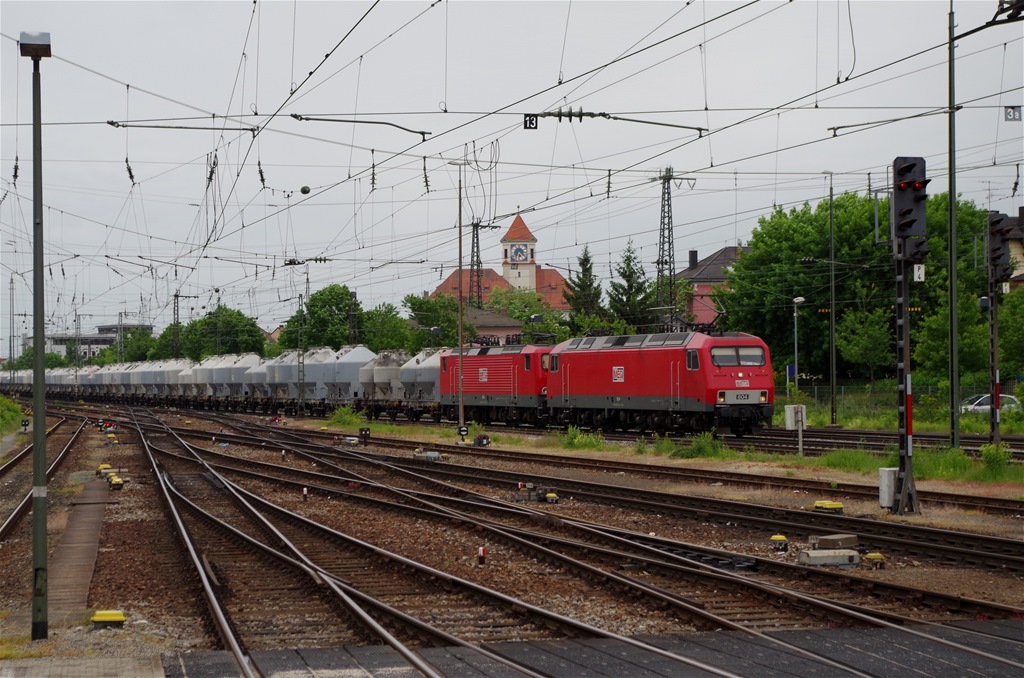 MEG 156 + MEG 143 mit MEG Zementzug am 30.05.2013 in Regensburg Hbf gen Nrnberg. 