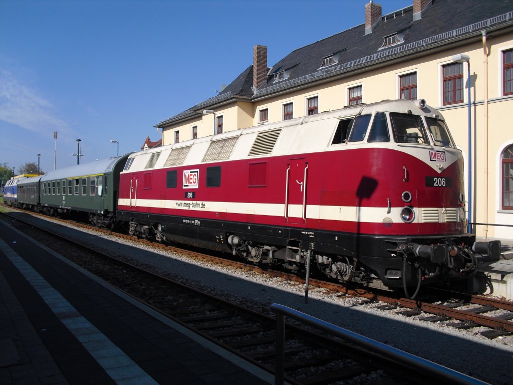 MEG 206 (92 80 1228 748-0 D-MEG) bespannte mit Lok 205 der Infraleuna den Pendelzug zum V300 Treffen in Weimar. Hier im Baerkaer Bahnhof am 09.10.10. 