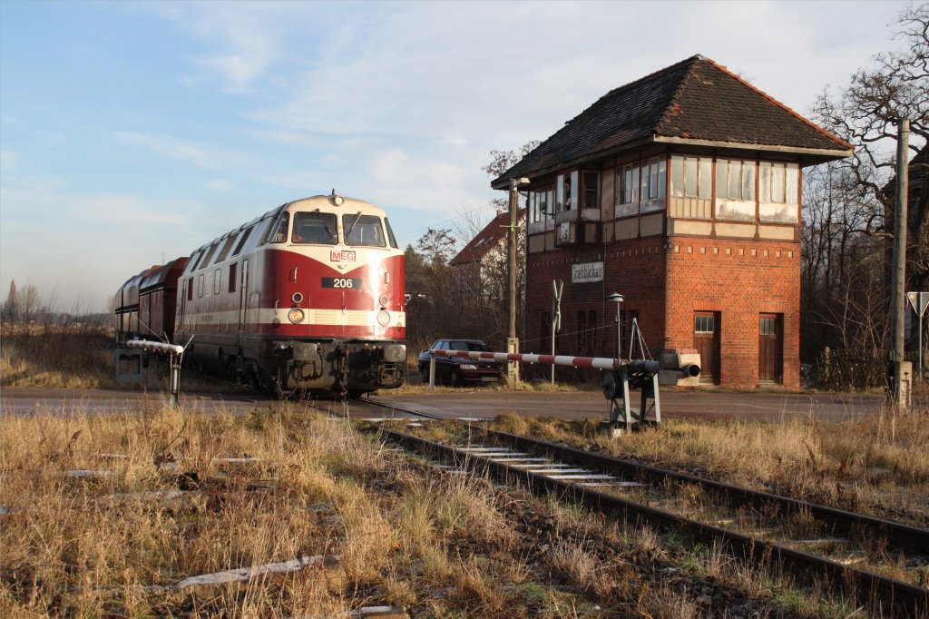 MEG 206 durchfhrt am 09.01.2008 den Bahnhof Trebbichau.