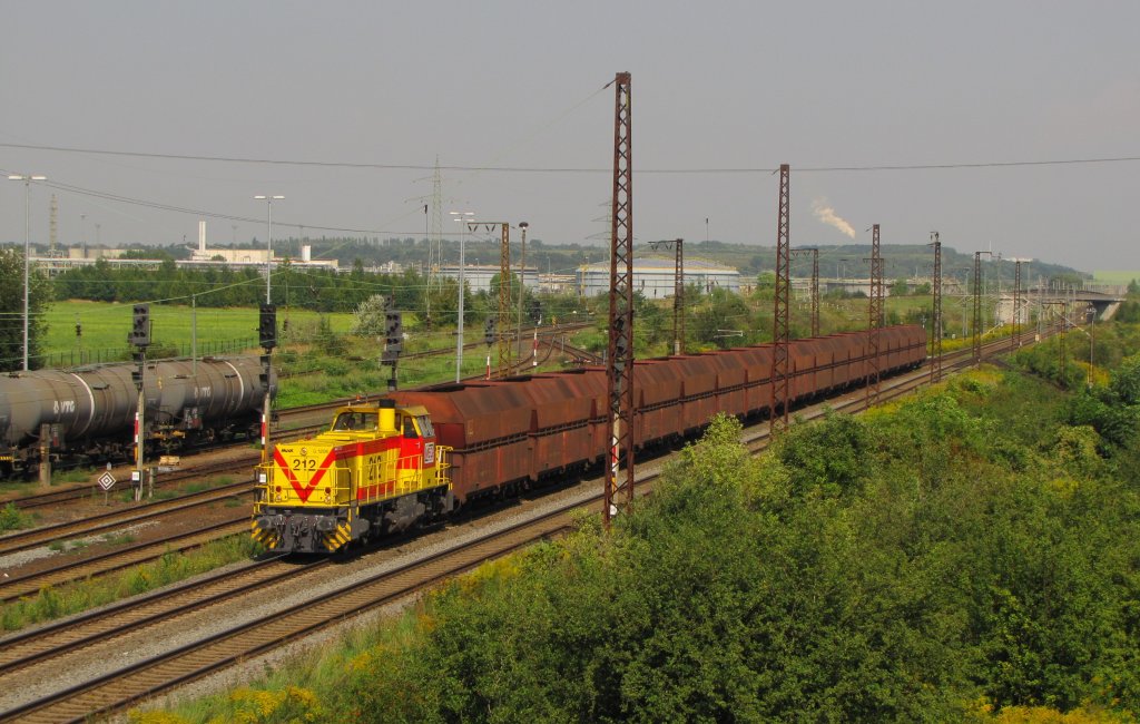 MEG 212 mit einem Leerkohlependel von Buna Werkbf nach Whlitz, bei Grokorbetha; 26.08.2011