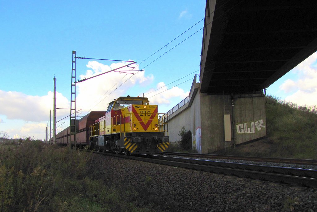 MEG 215 (92 80 1275 215-2 D-MEG) mit dem Leerkohlependel von Buna Werkbf nach Whlitz, bei Spergau; 25.10.2010