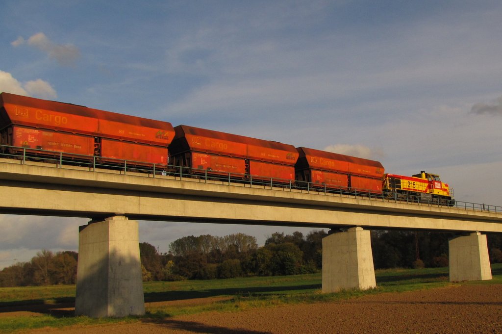 MEG 215 (92 80 1275 215-2 D-MEG) als Schlusslok am Kohlependel von Whlitz nach Buna Werkbf, auf der Saalebrcke in Kriechau; 25.10.2010